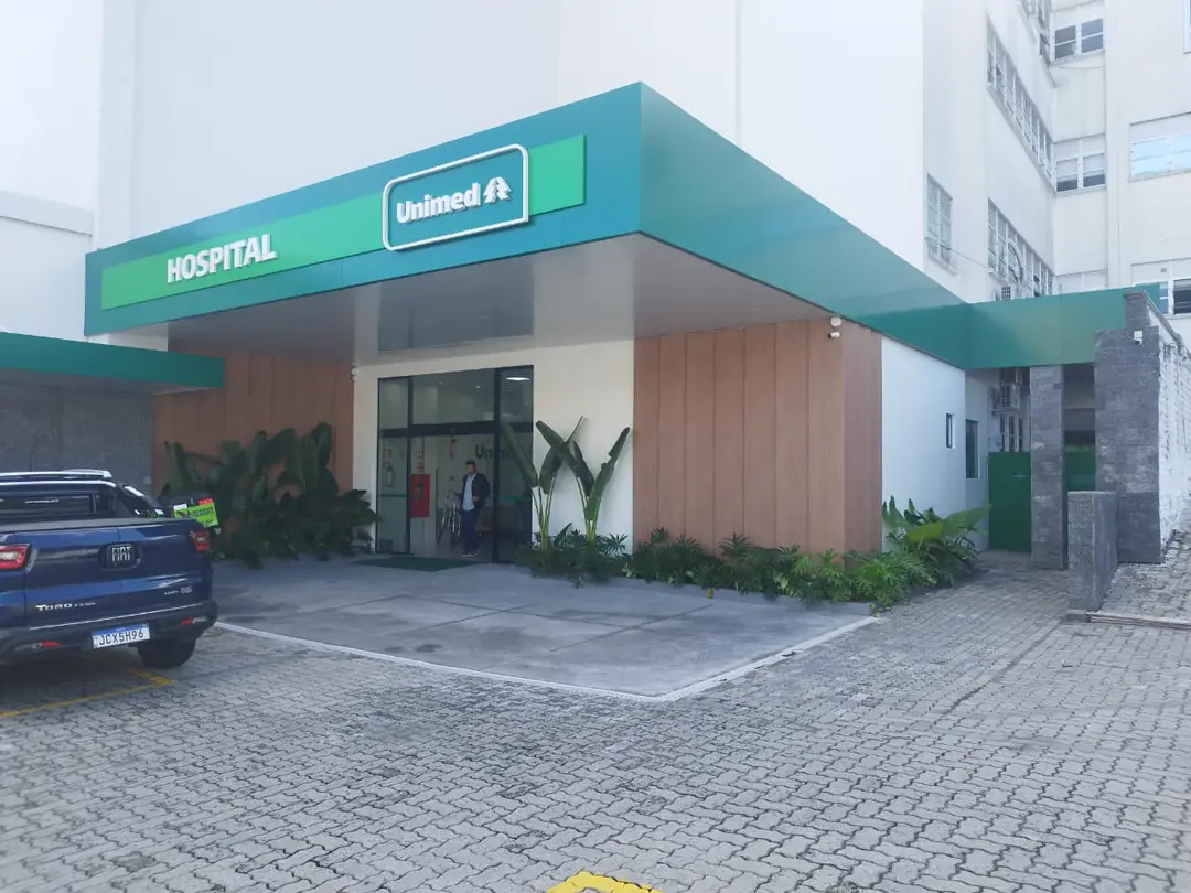 Entrada do Hospital Unimed com marquise e revestimento metálico