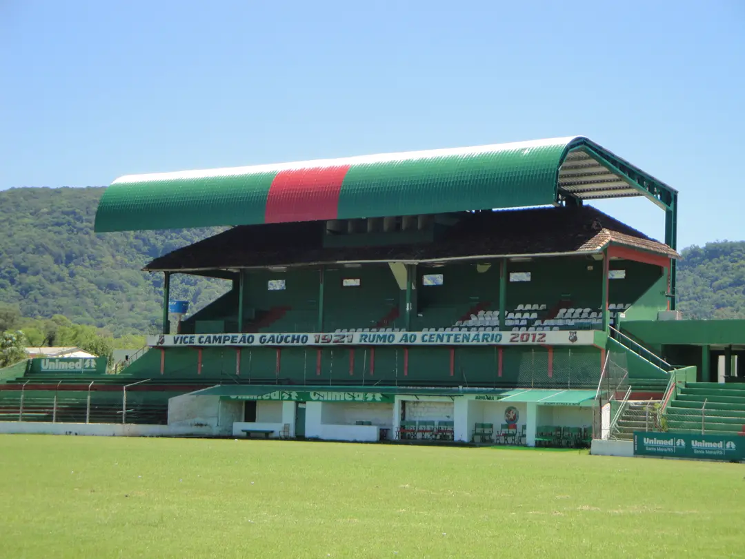 Arquibancada do Estádio Rio-Grandense com cobertura metálica verde e vermelha