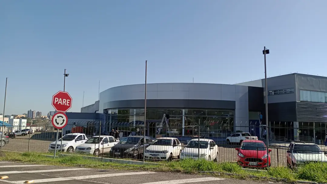 Fachada da Ford Superauto com estrutura metálica e cobertura curva