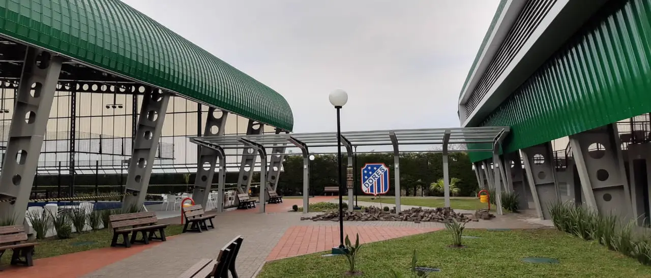 Área externa do Clube Dores com cobertura metálica e passarela coberta