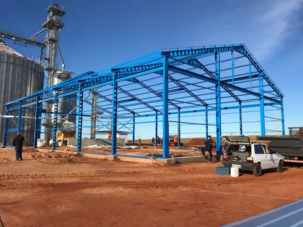 Grande estrutura metálica com vigas de aço e cobertura de longa extensão